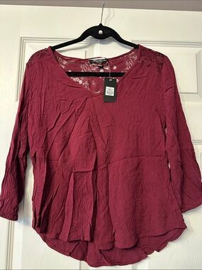 Women's Top with lace on upper back - Burgundy